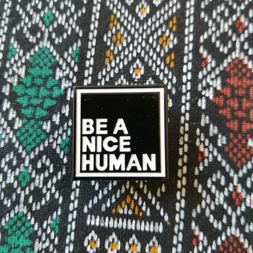 📍2/20$ Be A Nice Human Enamel Pin NWOT